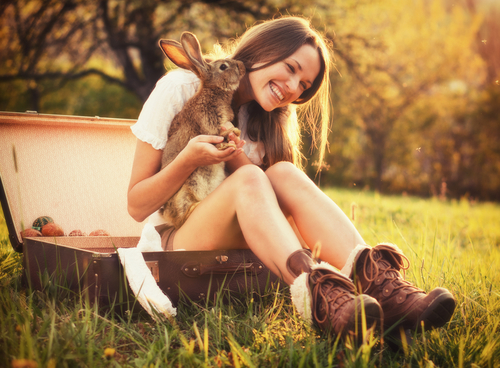 Un lapin et sa maîtresse.