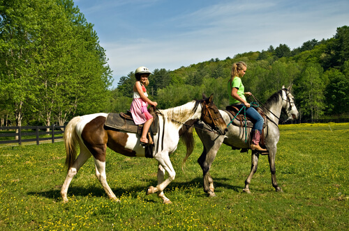 Niños montando a caballo