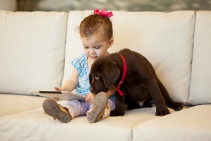 Los niños que crecen con perros desarrollan mayor responsabilidad y sensibilidad