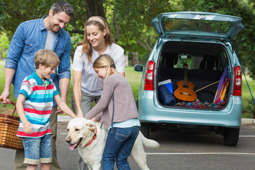 Un couple avec enfants et un chien.