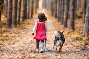 Un perro protege a una niña perdida en el bosque durante toda la noche