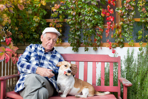 Persona mayor con un perro.