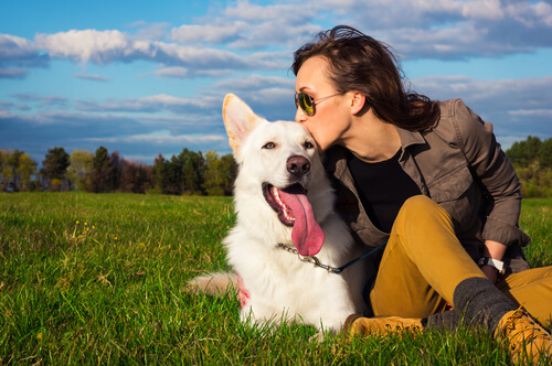 Persona besando a su perro