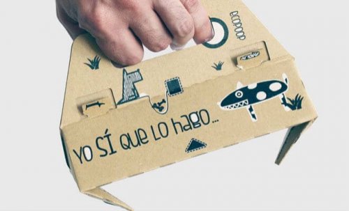 Una empresa española inventa una pinza de cartón para recoger las heces del perro