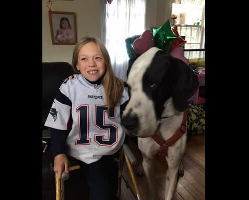 La niña de doce años que consiguió andar gracias a su perro