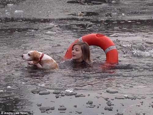 Una chica se tira al lago helado para salvar a un perro