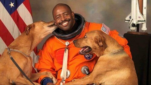 El astronauta que quiso posar con sus perros El astronauta que quiso posar con sus perros