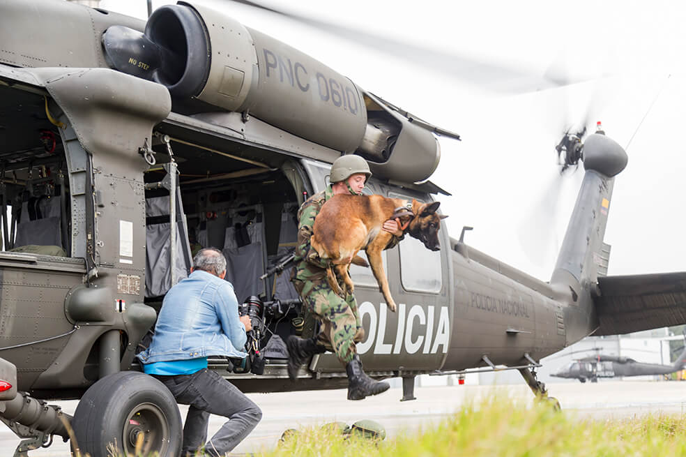 Perro y persona saliendo de un helicoptero