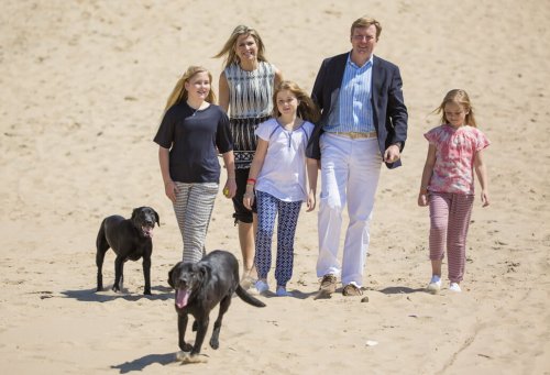 Familia real holandesa con sus perros en la playa
