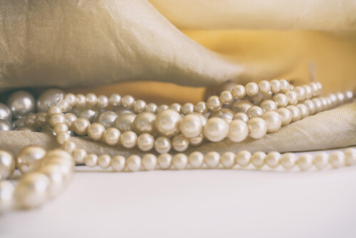 Cómo se hacen las perlas en las ostras.