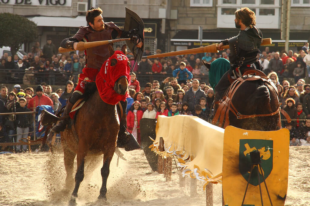Dos combatientes en una justa medieval (recreación).