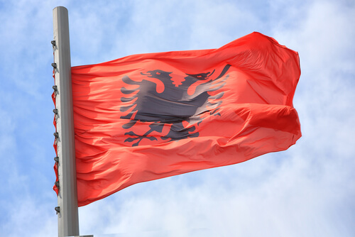 Animales en banderas de países: Albania