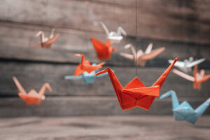 ¿Qué simbolizan las grullas de Origami?