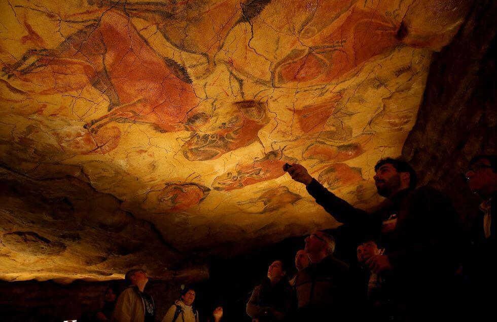 Interior de la cueva de Altamira con turistas