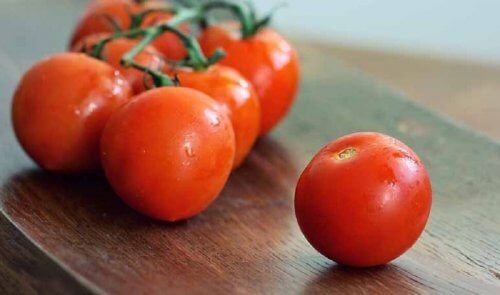 Tomates sobre la mesa.