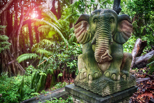 Estatua del elefante de los bosques