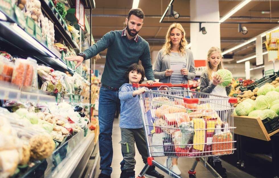 Familia compra en el supermercado durante una crisis alimentaria