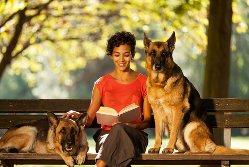 Cuidadora de mascotas lee libro