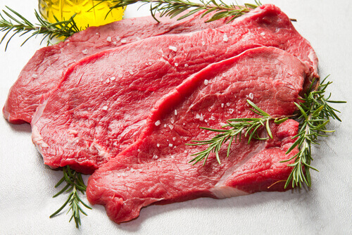 La carne roja es fuente de proteínas.