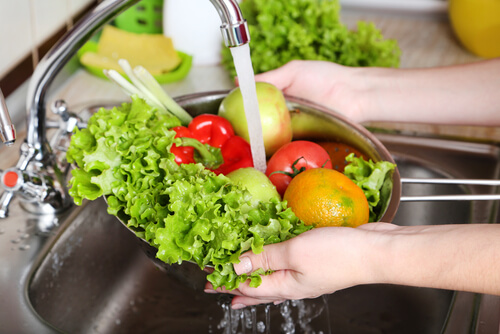 Lavar los alimentos antes de manipularlos ayuda a prevenir la infección por E. coli.