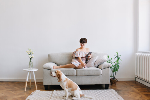 Mujer con su perro en el salón.