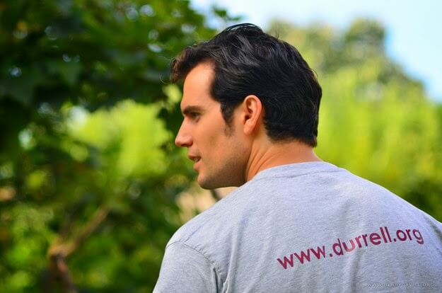 Henry Cavill con una camiseta de Durrell.