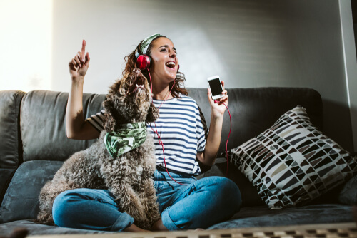Si salgo de casa, ¿debo dejarle la radio encendida a mi mascota?