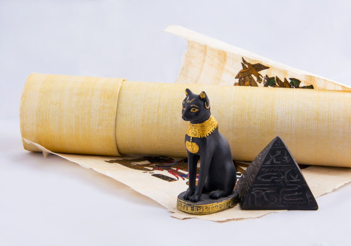 Un gato y un papiro egipcio.
