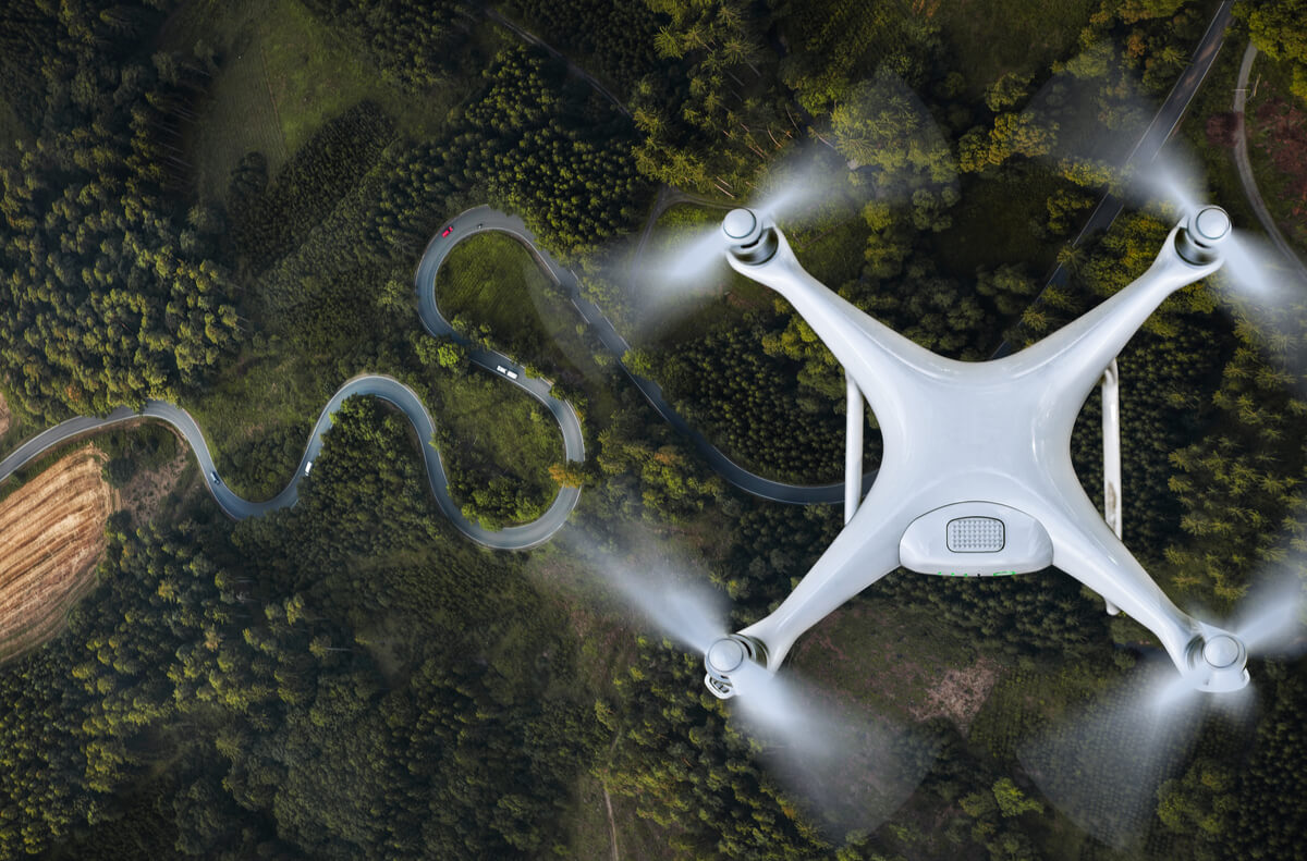 Un dron sobrevuela el campo.