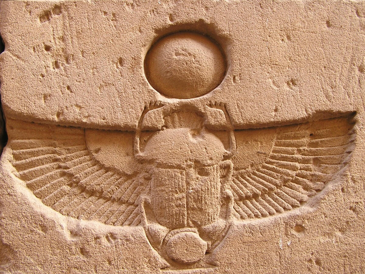 Un escarabajo egipcio tallado sobre piedra.