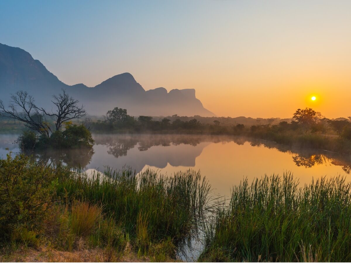 Un lac en Afrique au coucher du soleil.
