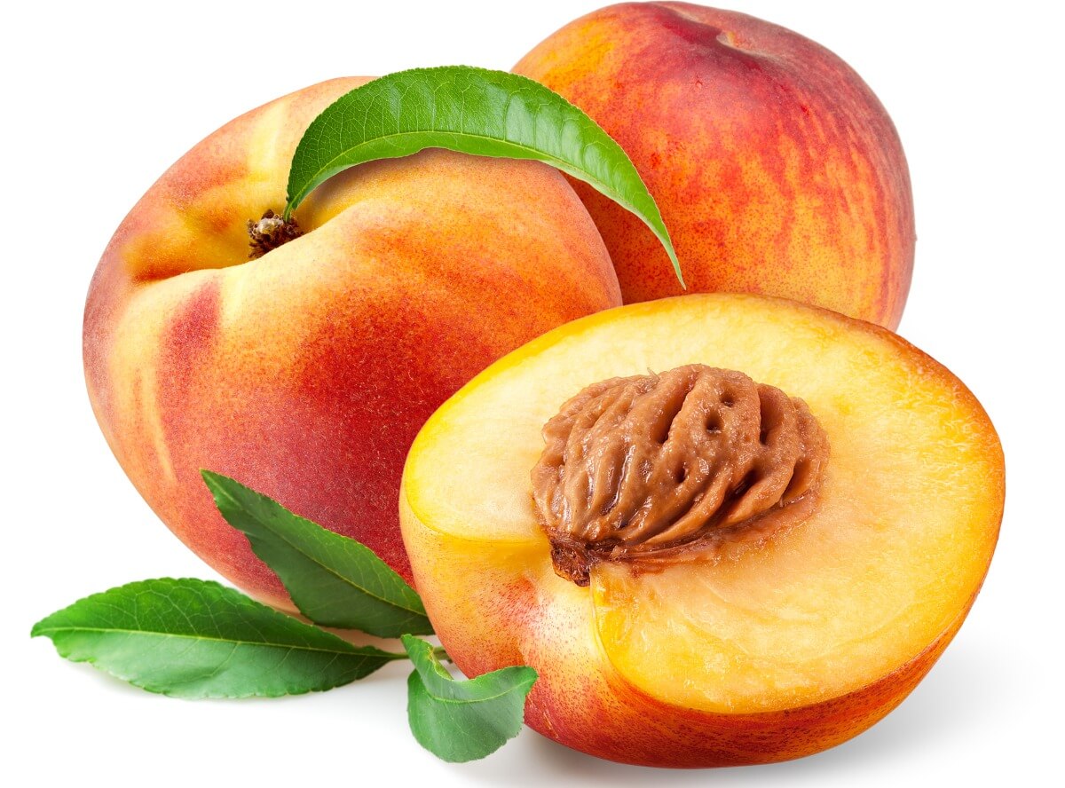 Ein Pfirsich auf weißem Hintergrund.