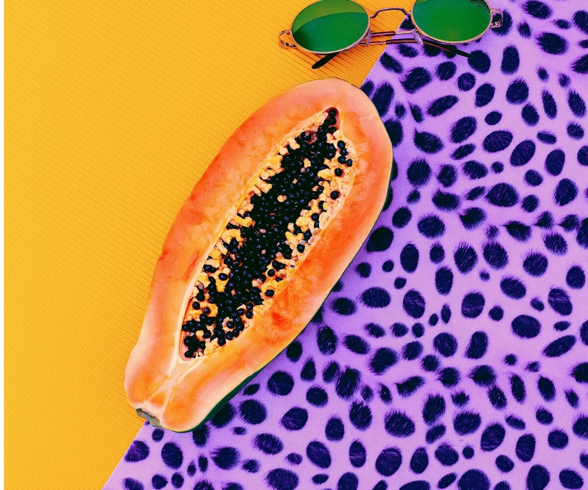 Una papaya con un fondo de colores.