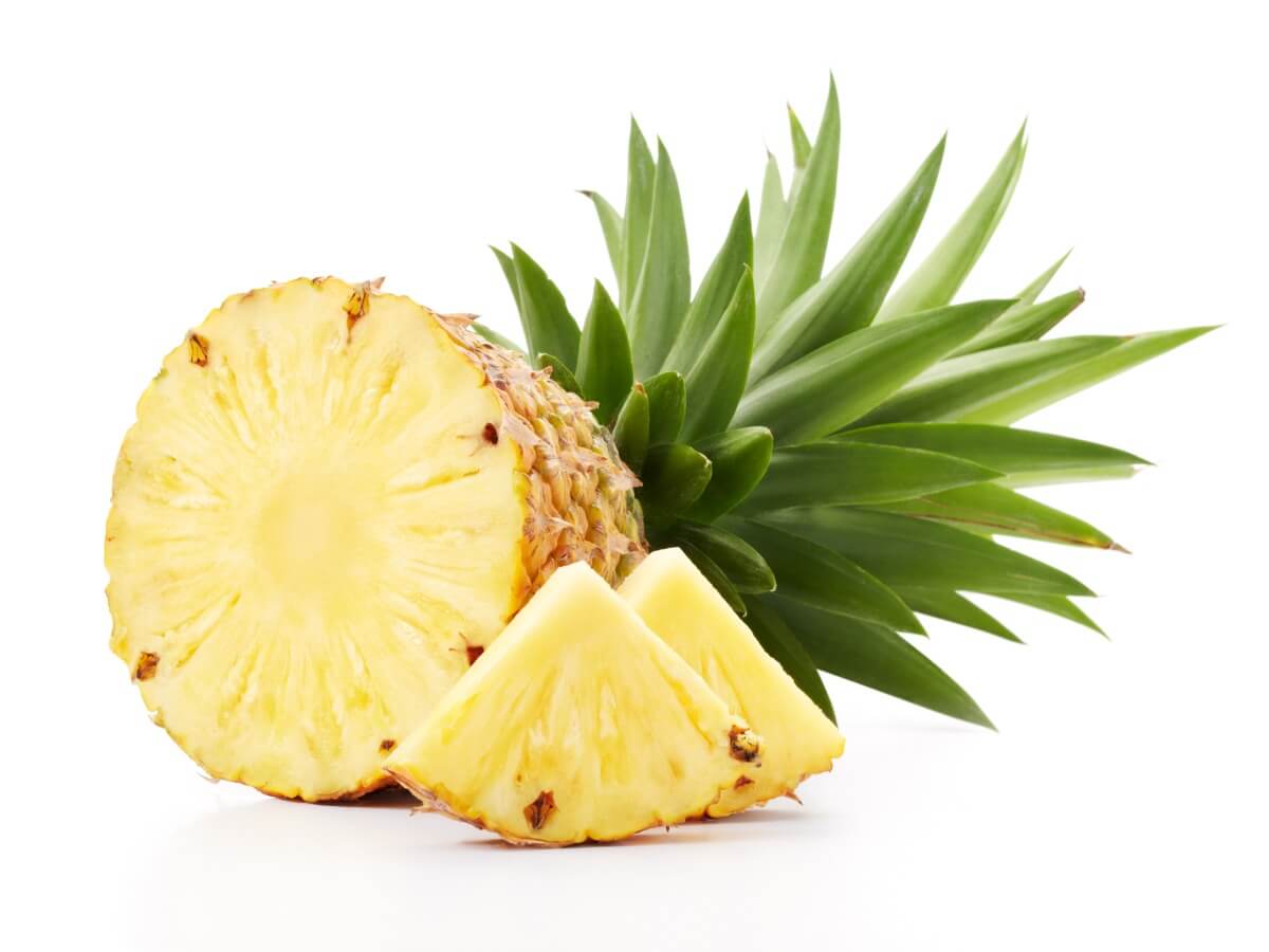 Una piña sobre un fondo blanco.