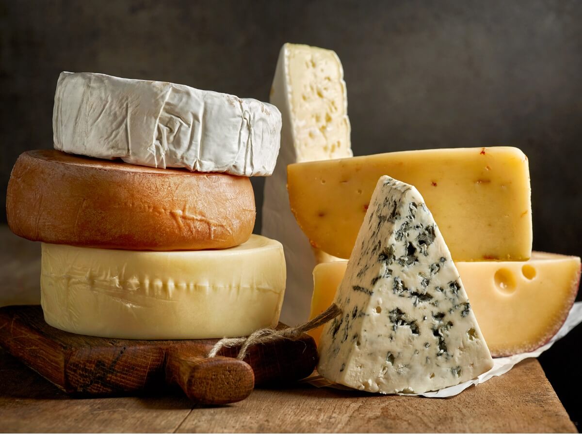Tipos de queso en una mesa.