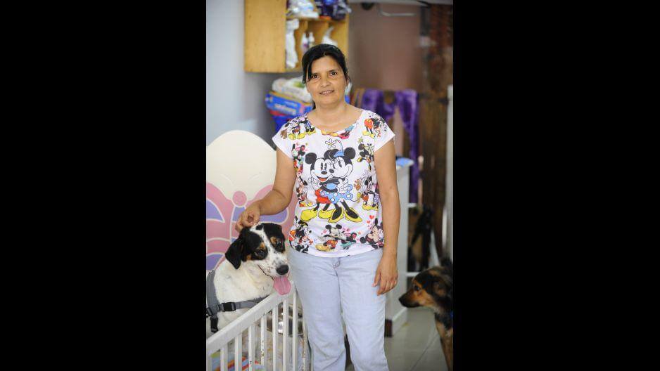 Engagierte Frau in Peru kümmert sich um behinderte Hunde