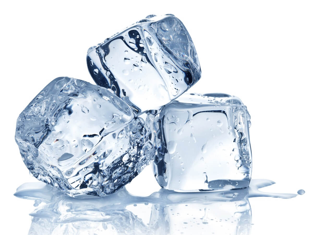Un cubo de hielo sobre un fondo blanco.