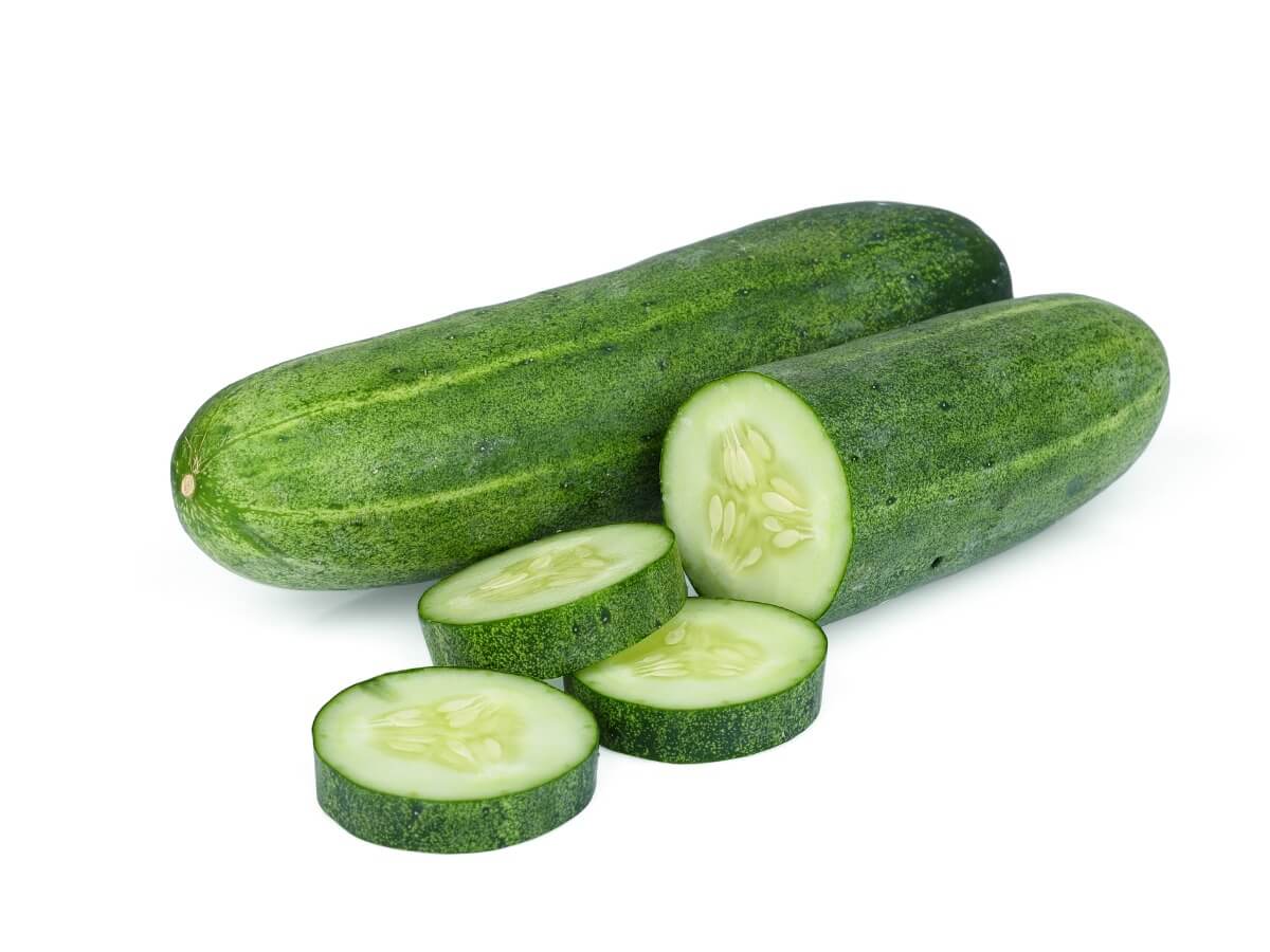 trozos de pepino sobre un fondo blanco.