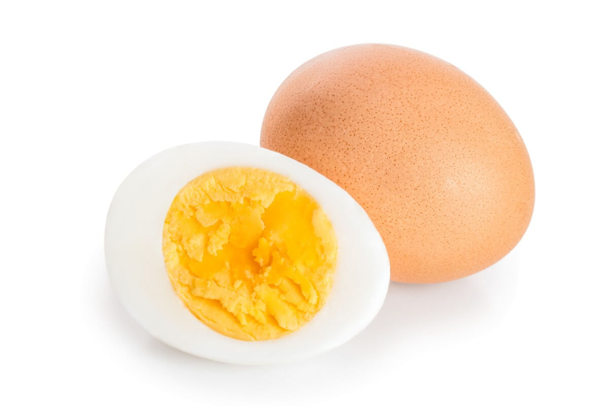 Un huevo cocido.