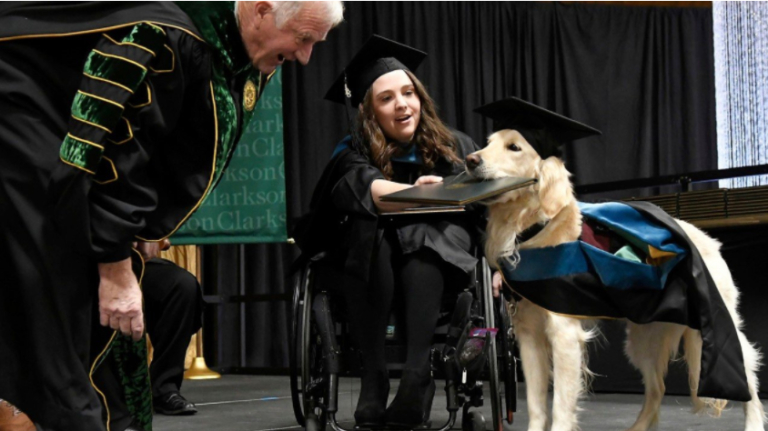 Perro de asistencia acompañó a joven en todas sus clases y se graduó con honores
