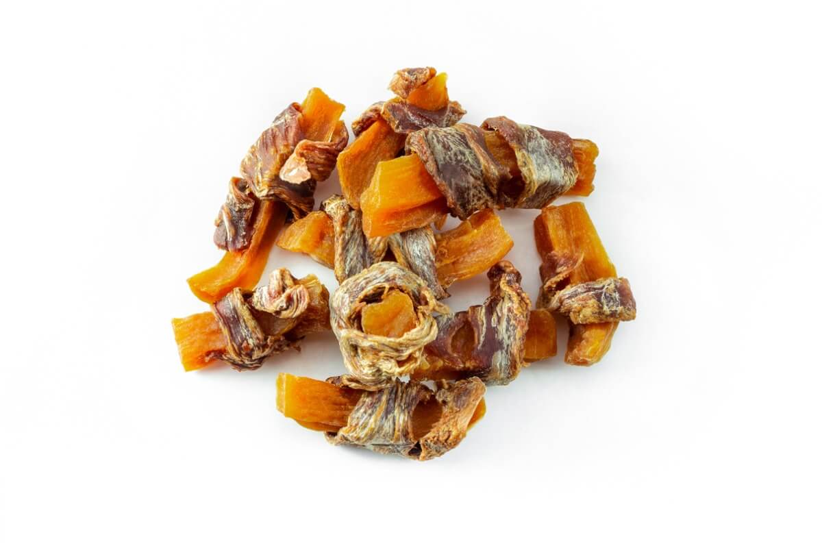 Una chuchería de boniato sobre un fondo blanco.