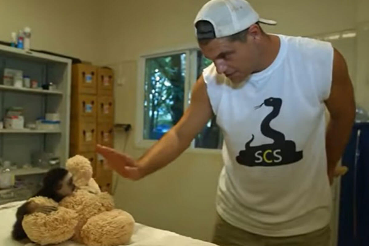 despedida de Frank y el monito rescatado que no confiaba en nadie.