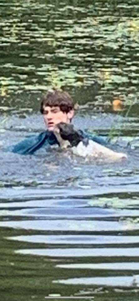 El joven que saltó al lago para socorrer al perrito