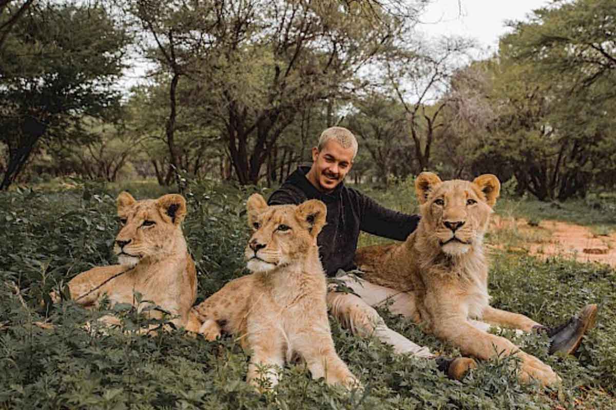 El hombre que renunció a su vida en Suiza ahora educa a las personas y cuida animales salvajes