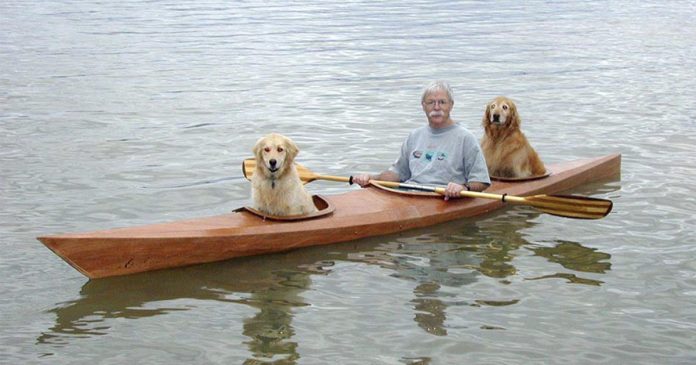 Hombre personaliza un kayak para que sus mascotas disfruten de sus aventuras junto a él