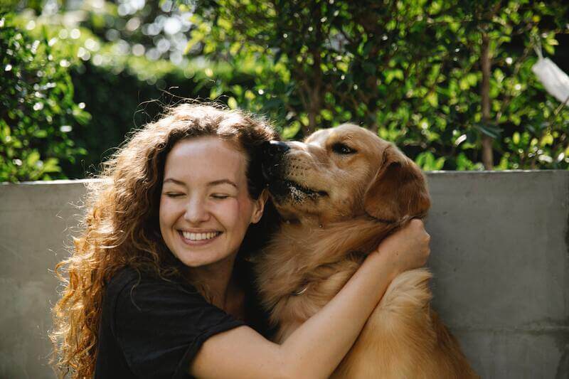 perro feliz con su dueña