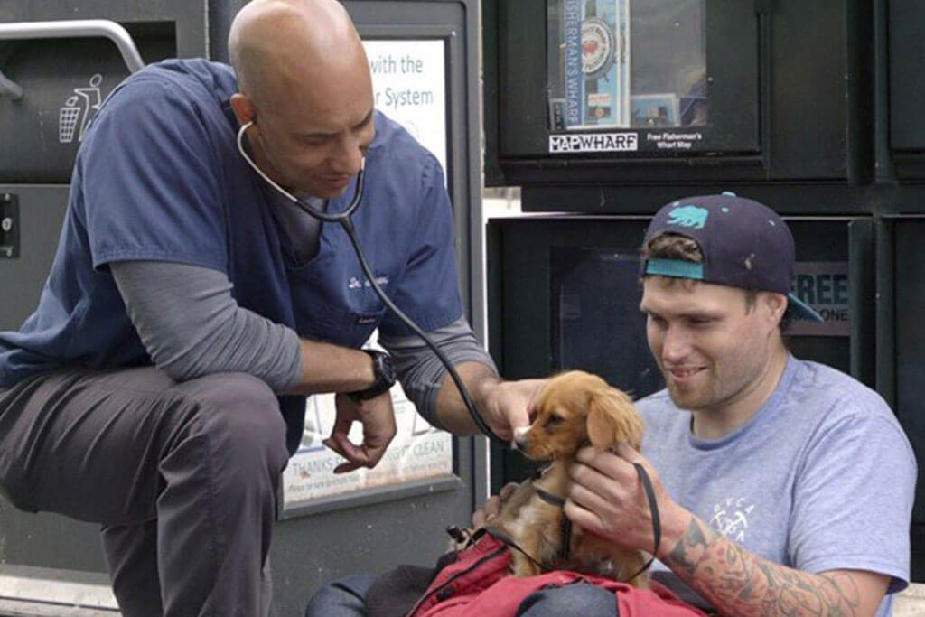 Veterinario dona su trabajo examinando en las calles a animales de personas sin hogar