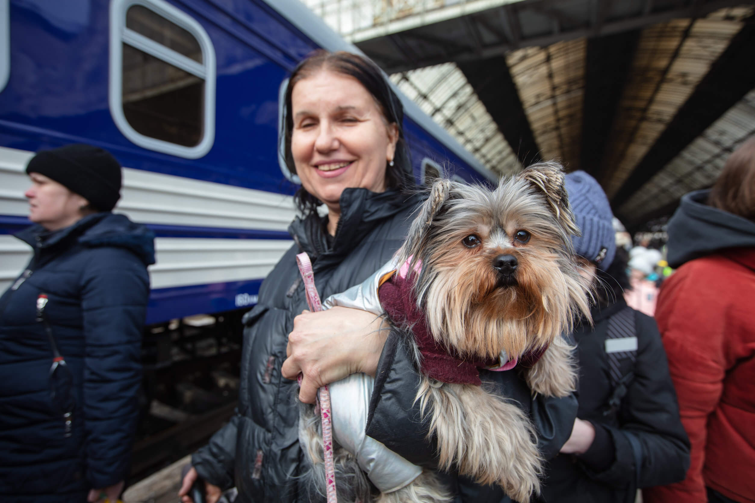 Mujer saliendo de Ucrania con su perrito.