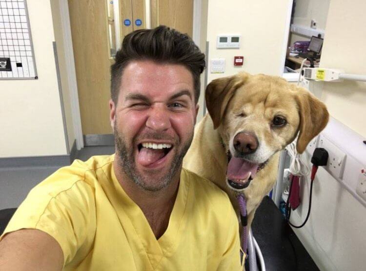 El perrito tuerto en compañía de su dueño.