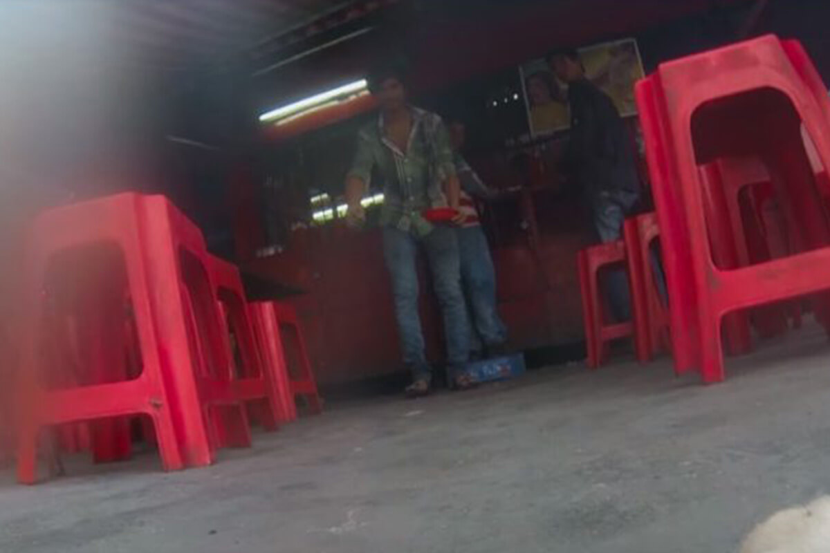 Las personas también lloran al ver que pocos deciden ayudar a los perritos.